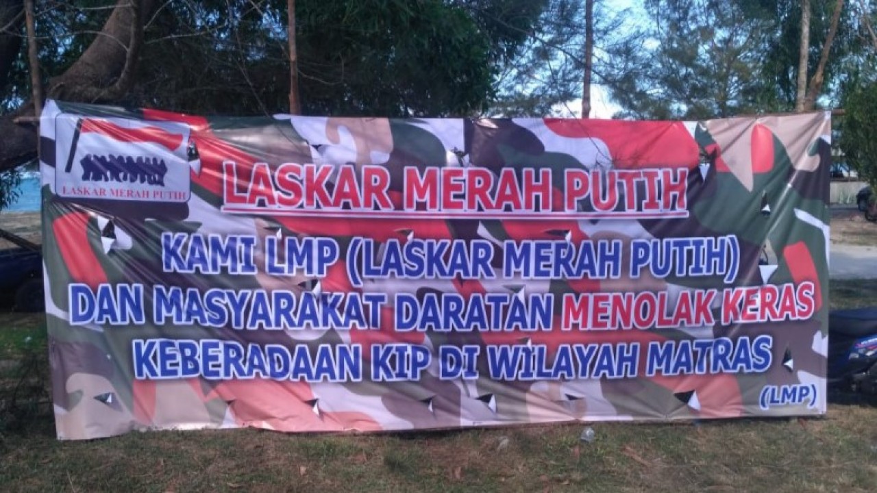 Spanduk penolakan KIP oleh LMP Kab. Bangka di beberapa wilayah yang berada dekat dengan pantai Matras.